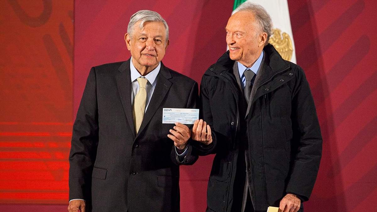 Andrés Manuel López Obrador y Alejandro Gertz Manero con el cheque por 2 mil millones de pesos