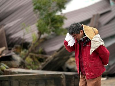 Rescatistas trabajan contrarreloj para hallar sobrevivientes tras potente sismo en Japón