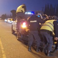Buscan al conductor del auto que chocó a motociclistas y los dejó tirados