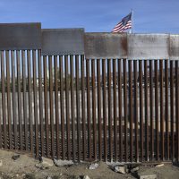 Biden ordena exención de 26 leyes para restablecer la construcción del muro fronterizo con México