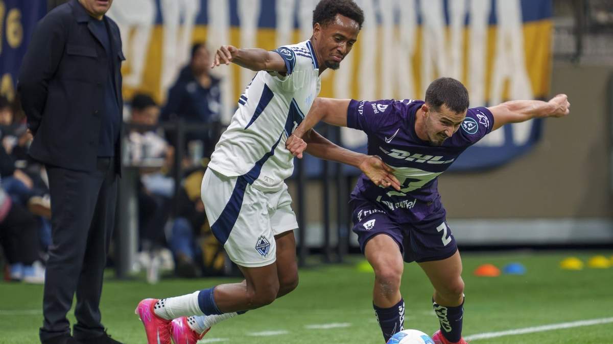 Alí Ahmed, de los Whitecaps de Vancouver, disputa un balón con Pablo Bennevendo de Pumas en los cuartos de final de la Copa de Campeones de la Concacaf