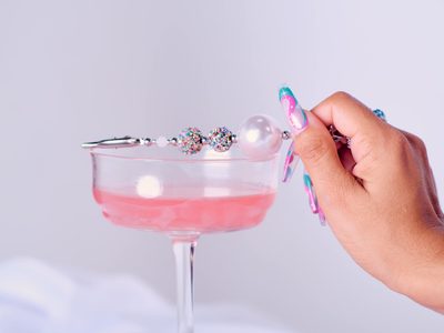 Menos es más: así es la manicura perlada que conquista el Nail Art esta temporada