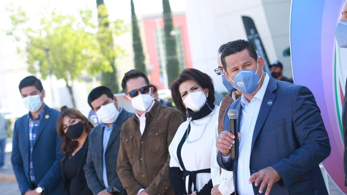 El gobernador de Guanajuato, Diego Sinhue Rodríguez Vallejo (der), en un evento público el viernes en León
