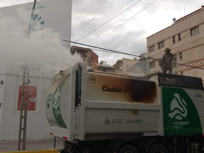 Se incendió un camión de recolección de residuos en pleno microcentro de Neuquén