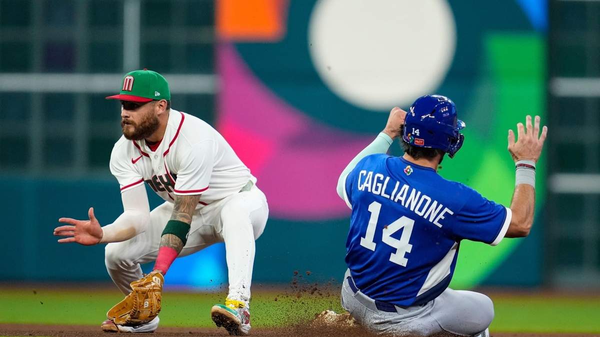 El jardinero derecho italiano Jac Caglianone (derecha) roba la segunda base en la quinta entrada de un partido del Clásico Mundial de Beisbol