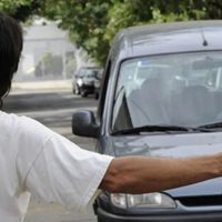 Multas de $32.000 a quienes paguen por el lavado de su auto en la calle