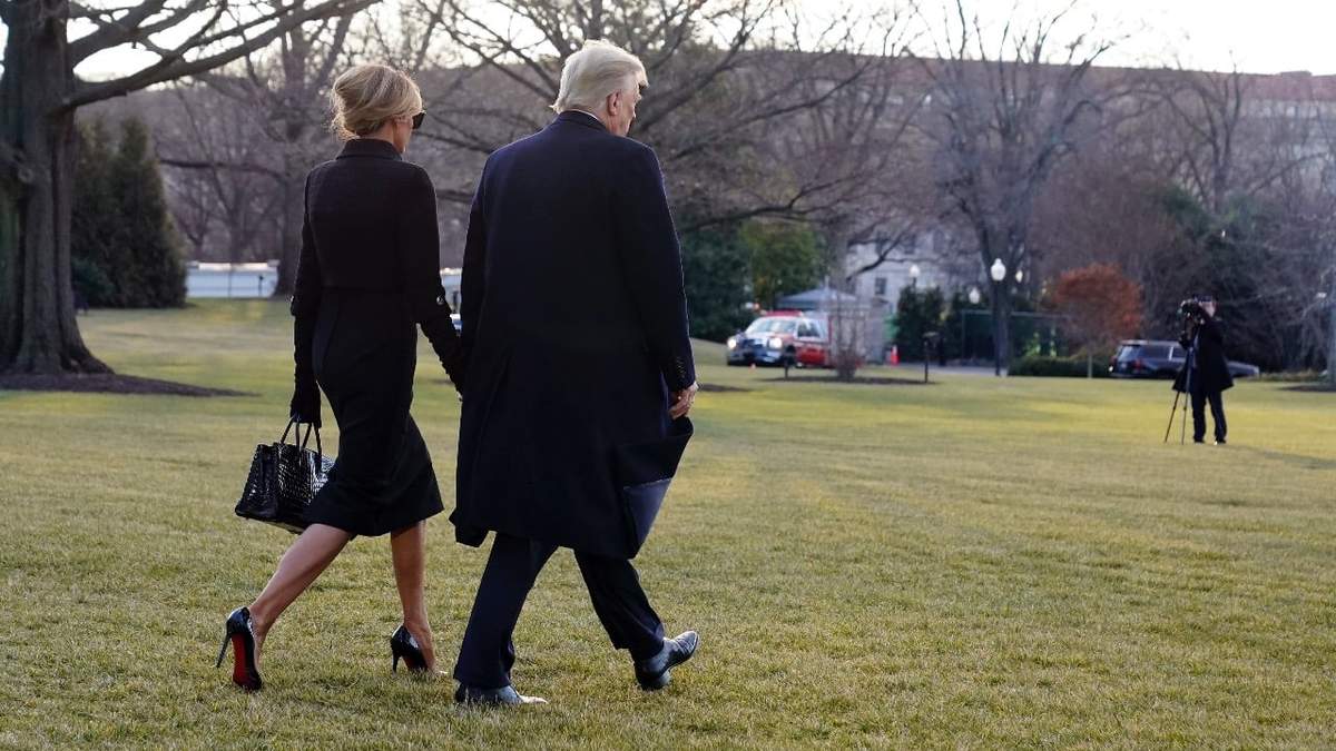 Donald y Melania Trump  a su salida de la Casa Blanca