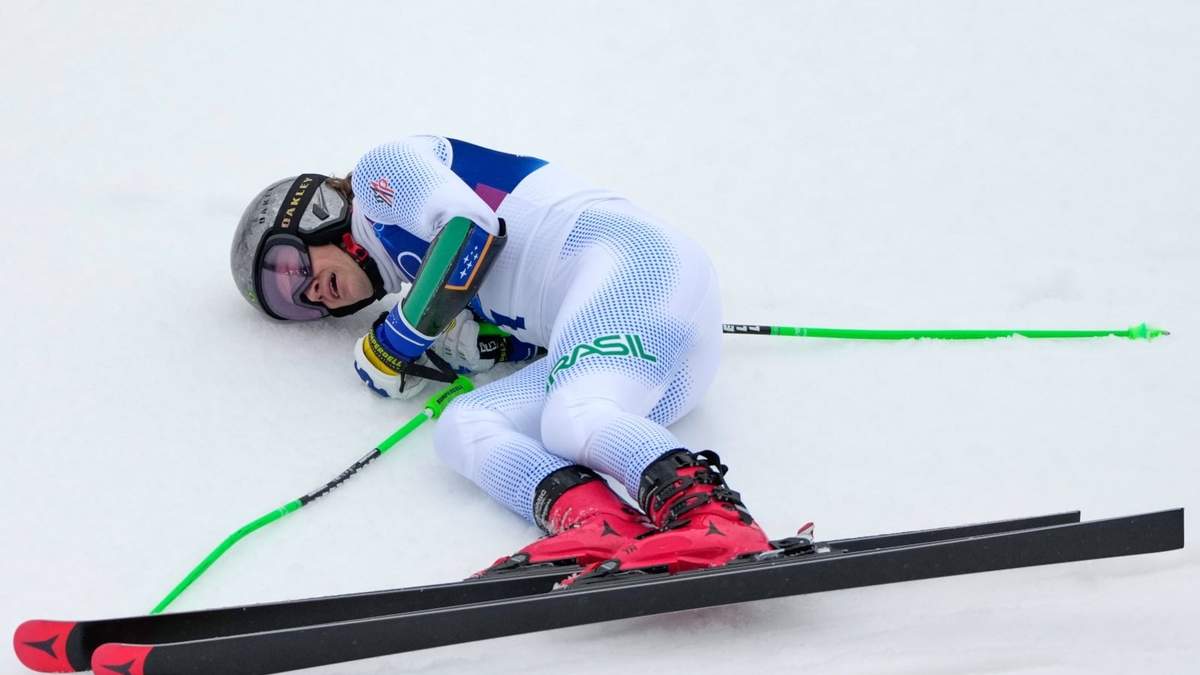 El brasileño Lucas Pinheiro Braathen celebra tras ganar una carrera de esquí alpino, eslalon gigante masculino, en los Juegos Olímpicos de Invierno de 2026, en Bormio, Italia