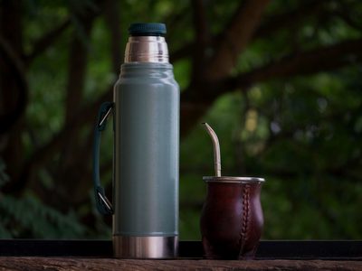 Sin recetas "mágicas": la forma correcta de limpiar el termo del mate y dejarlo como nuevo