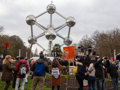 Miles de manifestantes piden la dimisión del gobierno belga por las restricciones por el coronavirus