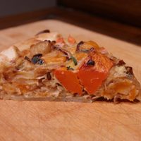Tarta de calabaza, cebolla y queso con masa casera: un golazo para disfrutar de una rica comida este finde