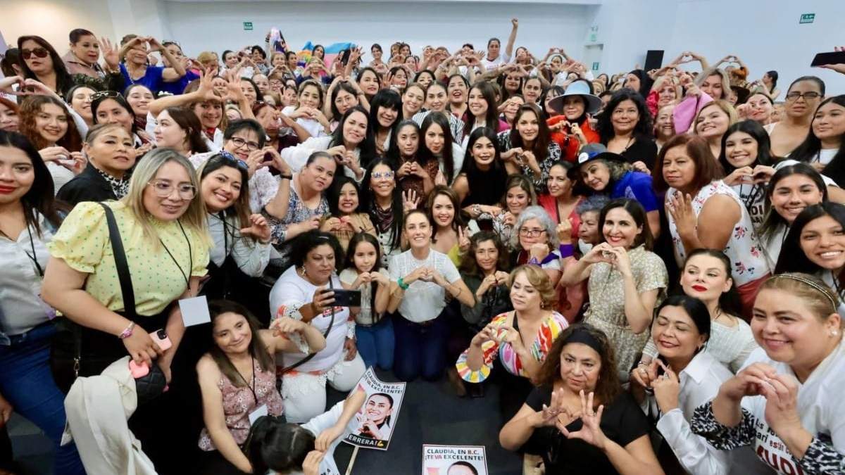 Claudia Sheinbaum con mujeres en Tijuana
