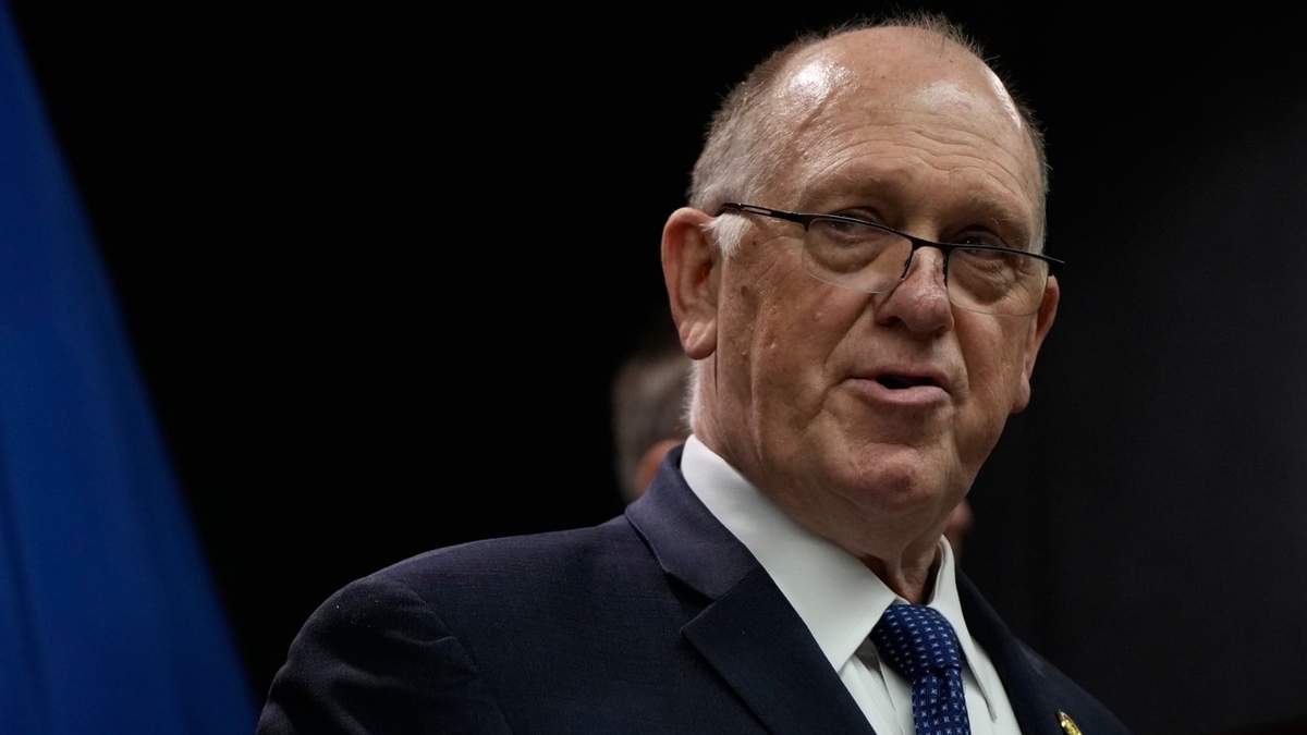 El zar de la frontera Tom Homan en una conferencia en Minneapolis