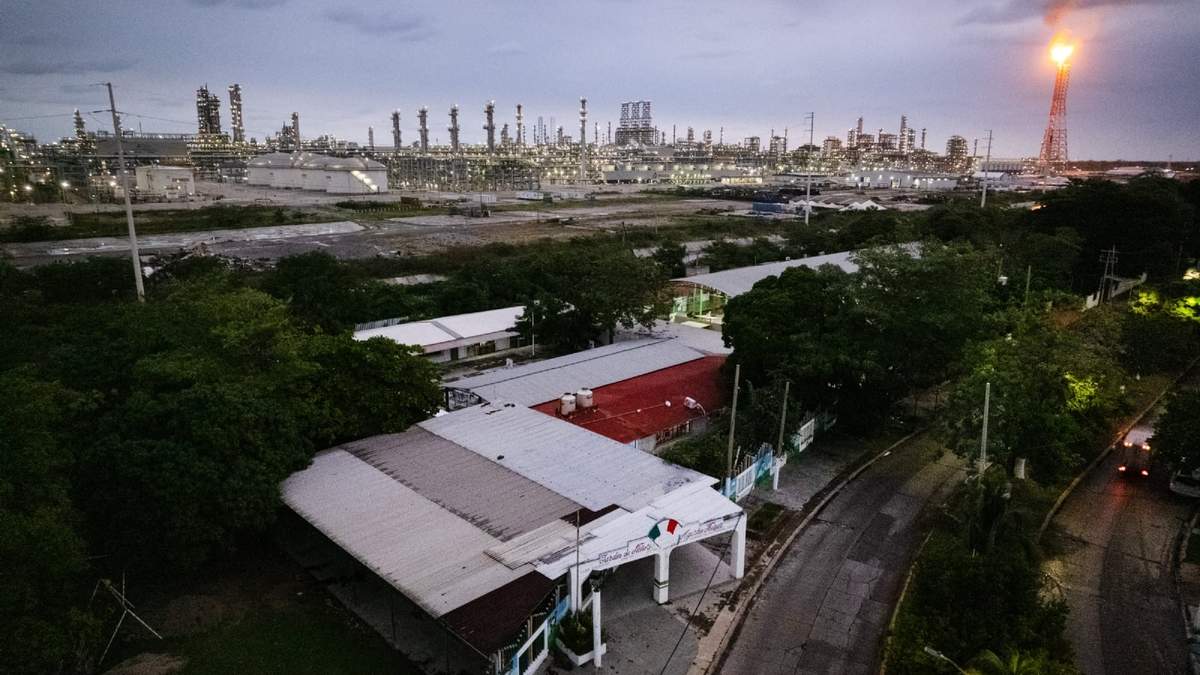 "Compañeros de banca". Sólo una barda separa la refinería de Dos Bocas del jardín de niños y la primaria