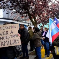 Manifestantes en el consulado de Bariloche protestaron por la reapertura de fronteras
