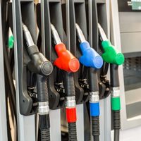 El Gobierno posterga el aumento del impuesto a los combustibles hasta mayo por la suba del petróleo