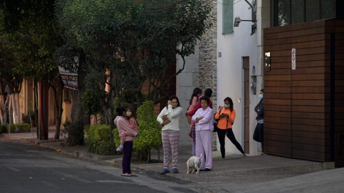 Vecinos de la colonia Del Valle salieron de sus hogares por la alerta sísmica