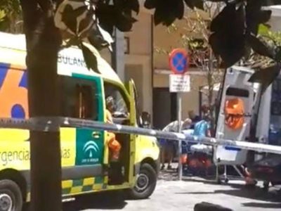 Conductor invade acera y arrolla a comensales de una terraza en Marbella, España