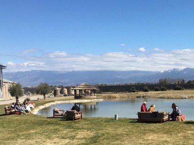 Enoturismo en Mendoza: comida al aire libre y visitas guiadas