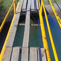 Joven no vidente cae de un puente peatonal en mal estado, fue rescatado por vecinos