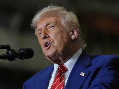 Trump indulta a dos buzos que liberaron 19 tiburones en la costa de Florida