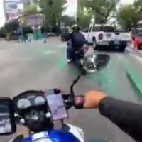 Camioneta a exceso de velocidad atropella a un ciclista y huye en Insurgentes (Video)