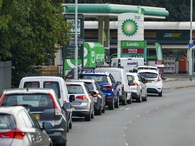 Largas colas para conseguir combustible en el Reino Unido: qué fue lo que desencadenó la crisis