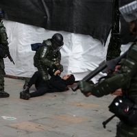 Colombia vive tercer día de protestas y cacerolazos; un joven resulta herido de gravedad