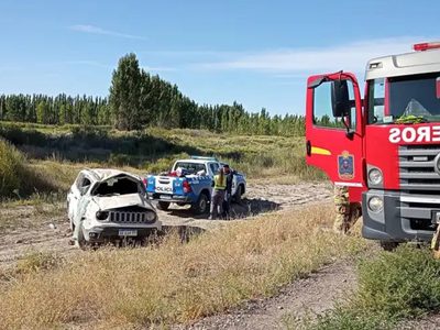 Tres turistas sufrieron heridas leves luego de que su camioneta volcara en la ruta nacional 237