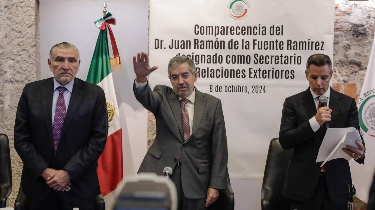 Toma de protesta de Juan Ramón de la Fuente. Lo acompañan los senadores morenistas Adán Augusto López y Alejandro Murat