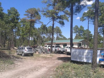 Detienen a 50 rarámuris por violar sello de clausura de un taller de costura