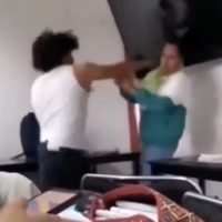 Alumno golpea y tumba a maestro en aula de Hidalgo: “vuélvete a burlar de mí”, le reclama (Video)