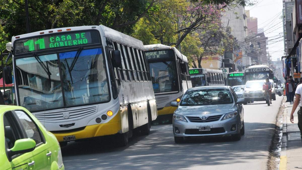 Un colectivo de transporte urbano en Neuquén Capital. Fuente: (Twitter)