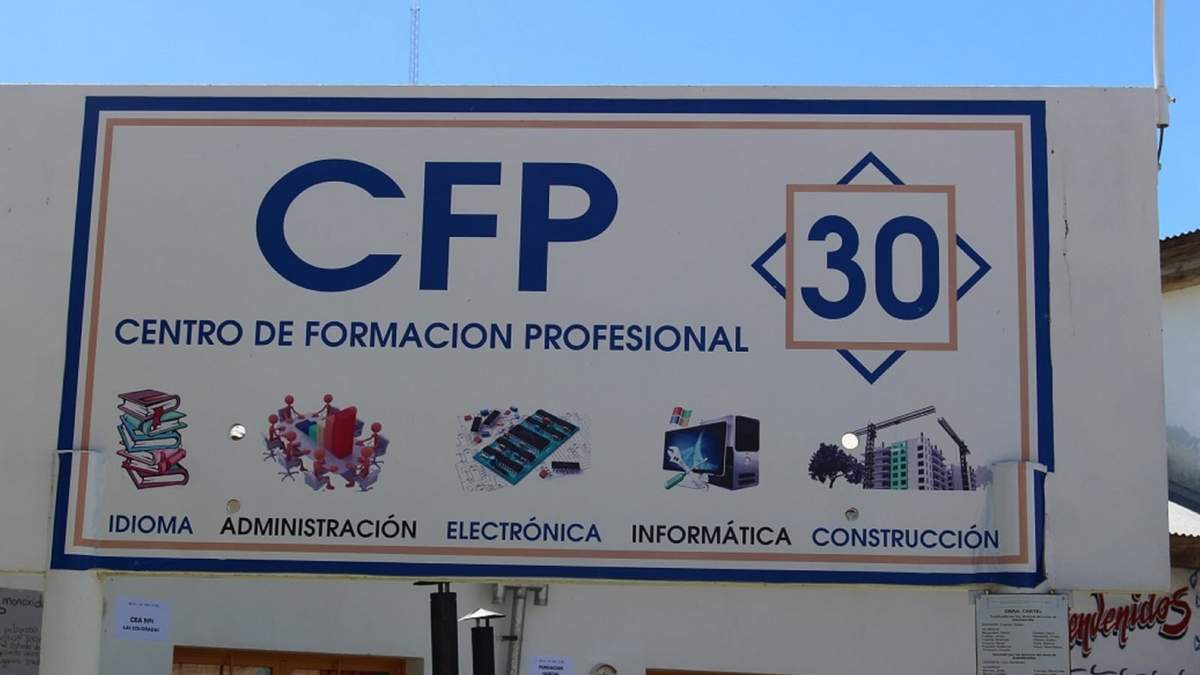 Cartel de identificación del establecimiento educativo en Zapala. Fuente: (Twitter)