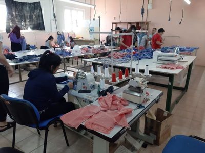Ayuda en pleno coronavirus: hacen barbijos y camisolines para empleados municipales