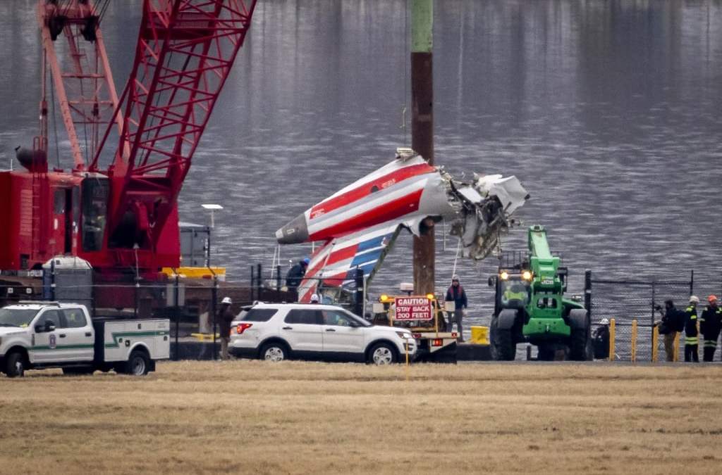 Grúa descarga restos del accidente del río Potomac