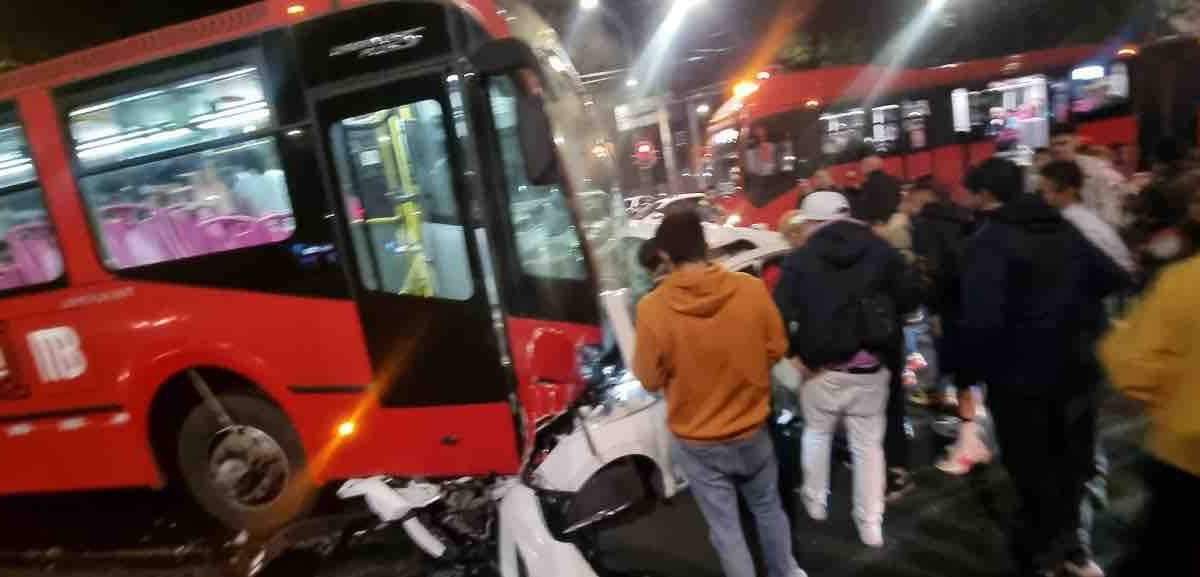 Choque del Metrobús y un auto particular en Xola y Universidad el 17 de diciembre de 2023