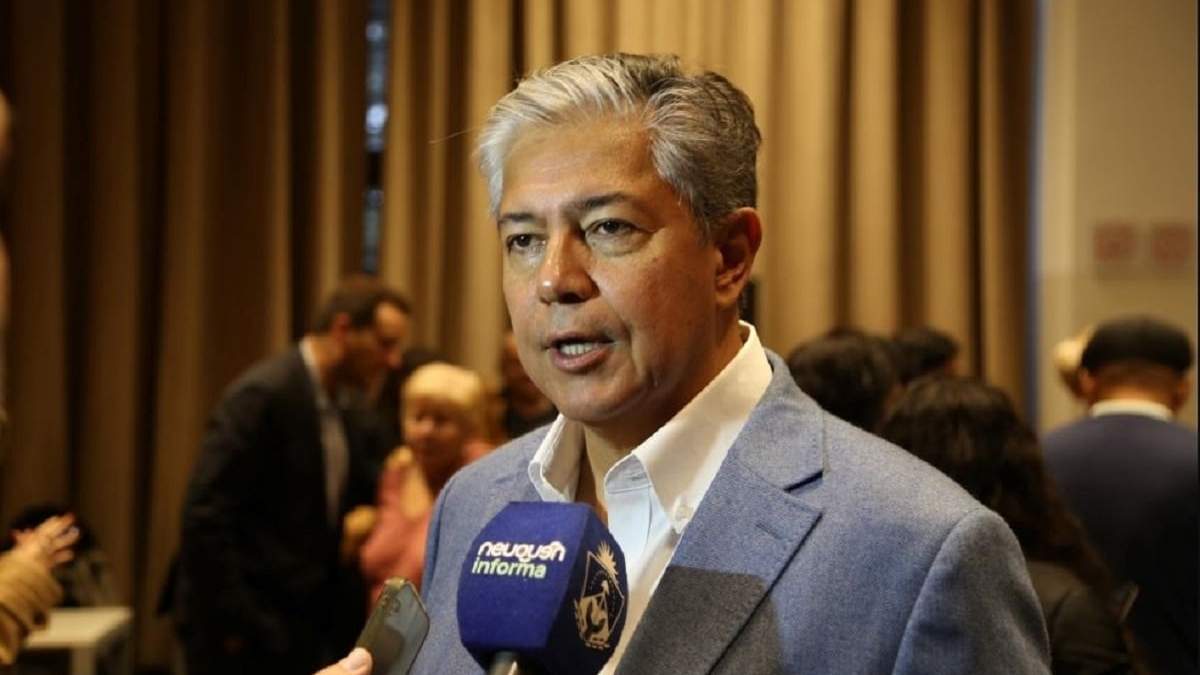 El gobernador Rolando Figueroa, lanzó el programa de asfalto por aportes reembolsables. Fuente: (Gobierno de Neuquén)