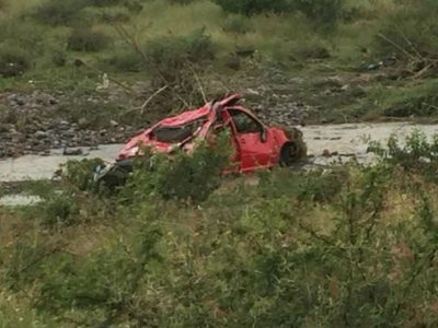 Hallan el cadáver de una persona dentro de un vehículo arrastrado por las aguas en Querétaro