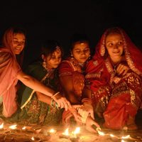 India celebra Diwali, el colorido festival de las luces, en medio de la contaminación y la pandemia
