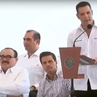 Murat emula a Peña: improvisa discurso y dice 'abrido”