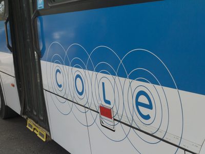 Colectivero retuvo a un acusado de abuso y lo llevó a la comisaría para su detención inmediata