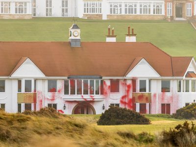 Activistas propalestinos asaltan el campo de golf de Trump en Reino Unido (Video)