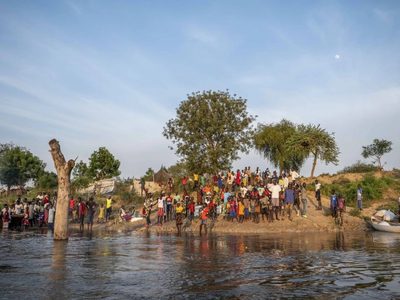 Miles sobreviven al borde de un canal ante inundaciones anuales en Sudán del Sur