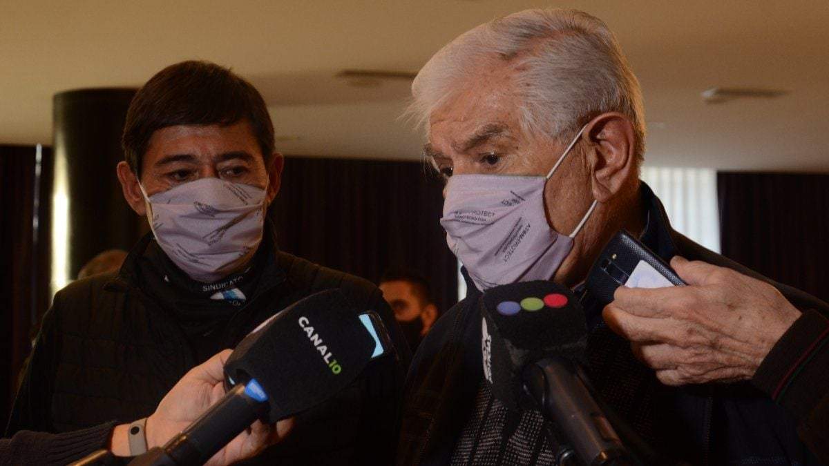 El secretario general entrante del Sindicato de Petroleros, Marcelo Rucci, junto al saliente, Guillermo Pereyra. Fuente: (Twitter)