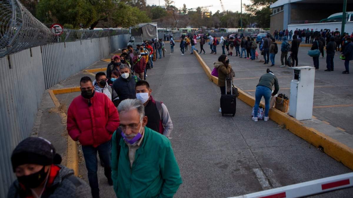 Cientos de usuarios hicieron filas para poder abordar a uno de los camiones que ofrecen servicio especial. En la foto, en los alrededor de Observatorio