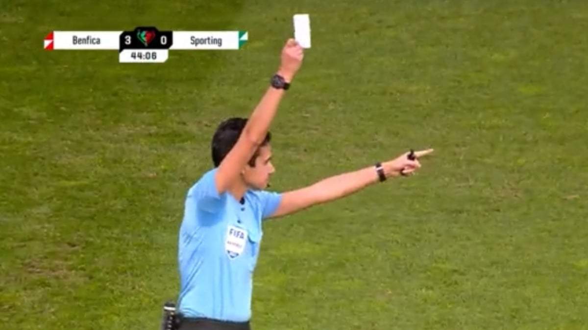 Tarjeta blanca mostrada en un partido de futbol en Portugal