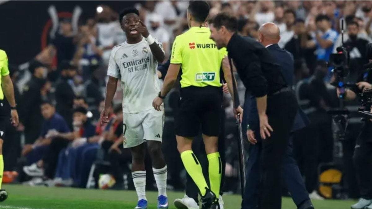 Vini se calentó y lo fue a buscar a Simeone cuando salió