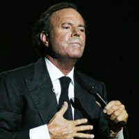 Lo ridiculizaron: Julio Iglesias fue objeto de miles de memes por la llegada de "su mes"