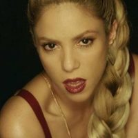 ¡Por Dios, Shakira! Además de lucir repleta de transparencias, levantó su pierna y se vio demasiado
